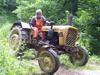 ciagnikiem w lesie  ciągnikiem w lesie