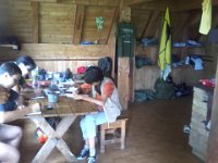 W domku przy stole  W domku przy stole